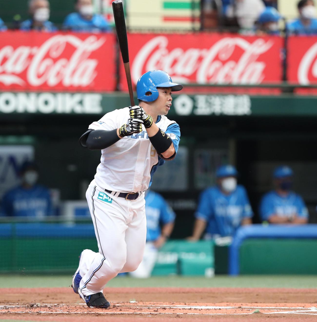 西武対日本ハム　1回表日本ハム1死一塁、右前に通算1000本安打を放つ近藤（撮影・黒川智章）