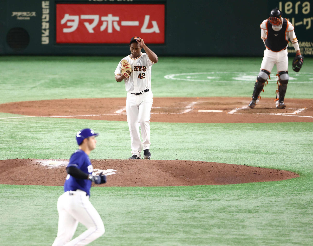 巨人対中日　5回表中日無死、A・マルティネス（手前）に先制ソロ本塁打を浴びるメルセデス（撮影・河田真司）