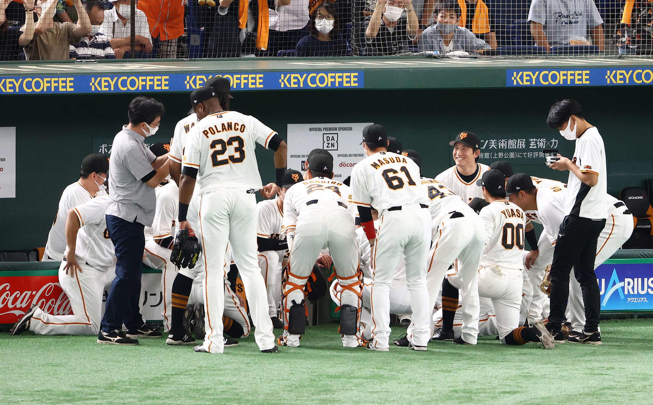 巨人対中日　試合前円陣を組む巨人の選手たち（撮影・河田真司）