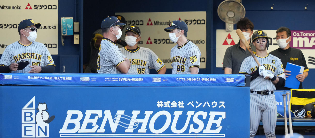 DeNA対阪神　DeNAに連敗し、浮かない表情の阪神矢野監督（中央右）（撮影・鈴木みどり）