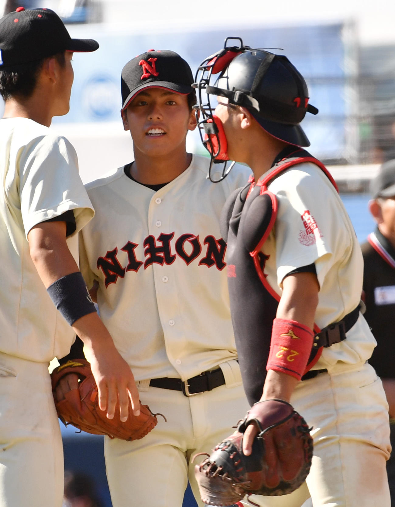 駒大対日大　完投勝利を挙げた日大・山内翔（中央）は友田捕手と喜び合う（撮影・柴田隆二）