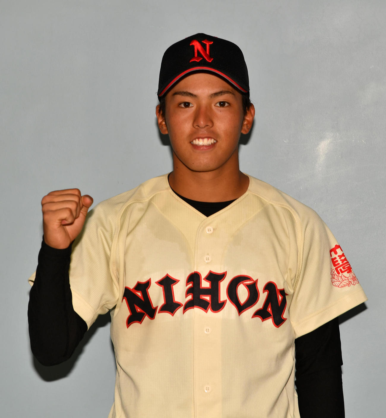 駒大対日大　完投勝利を挙げた日大・山内翔はガッツポーズする（撮影・柴田隆二）