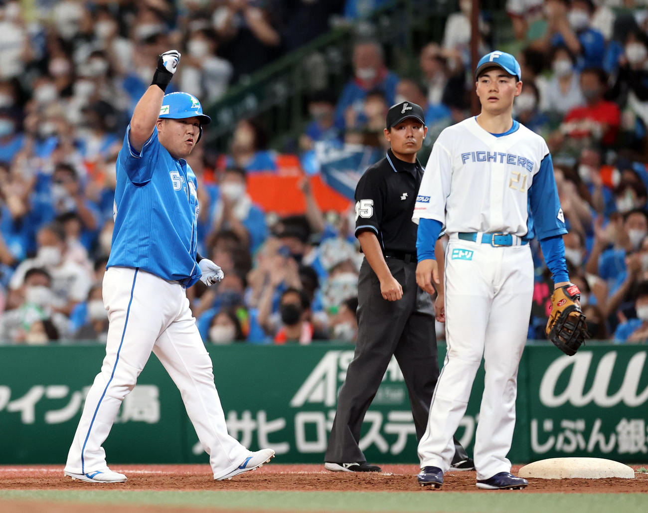 西武対日本ハム　9回裏西武2死一、二塁、適時打を放つ中村（撮影・狩俣裕三）