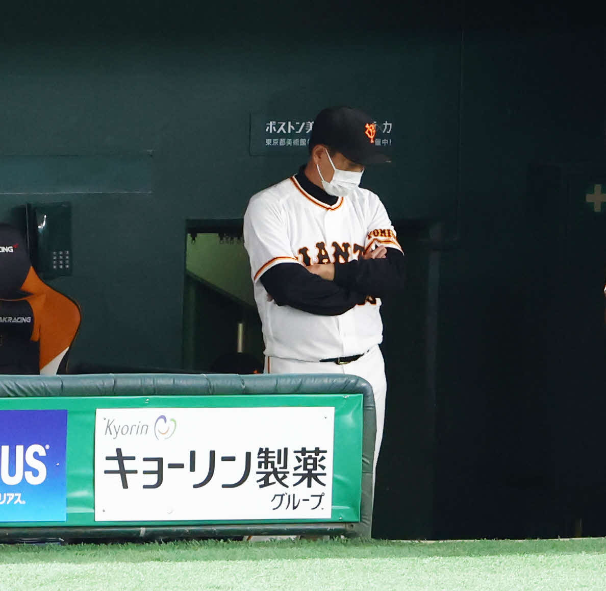巨人対中日　中日に敗れ、ベンチでうつむく原監督（撮影・河田真司）