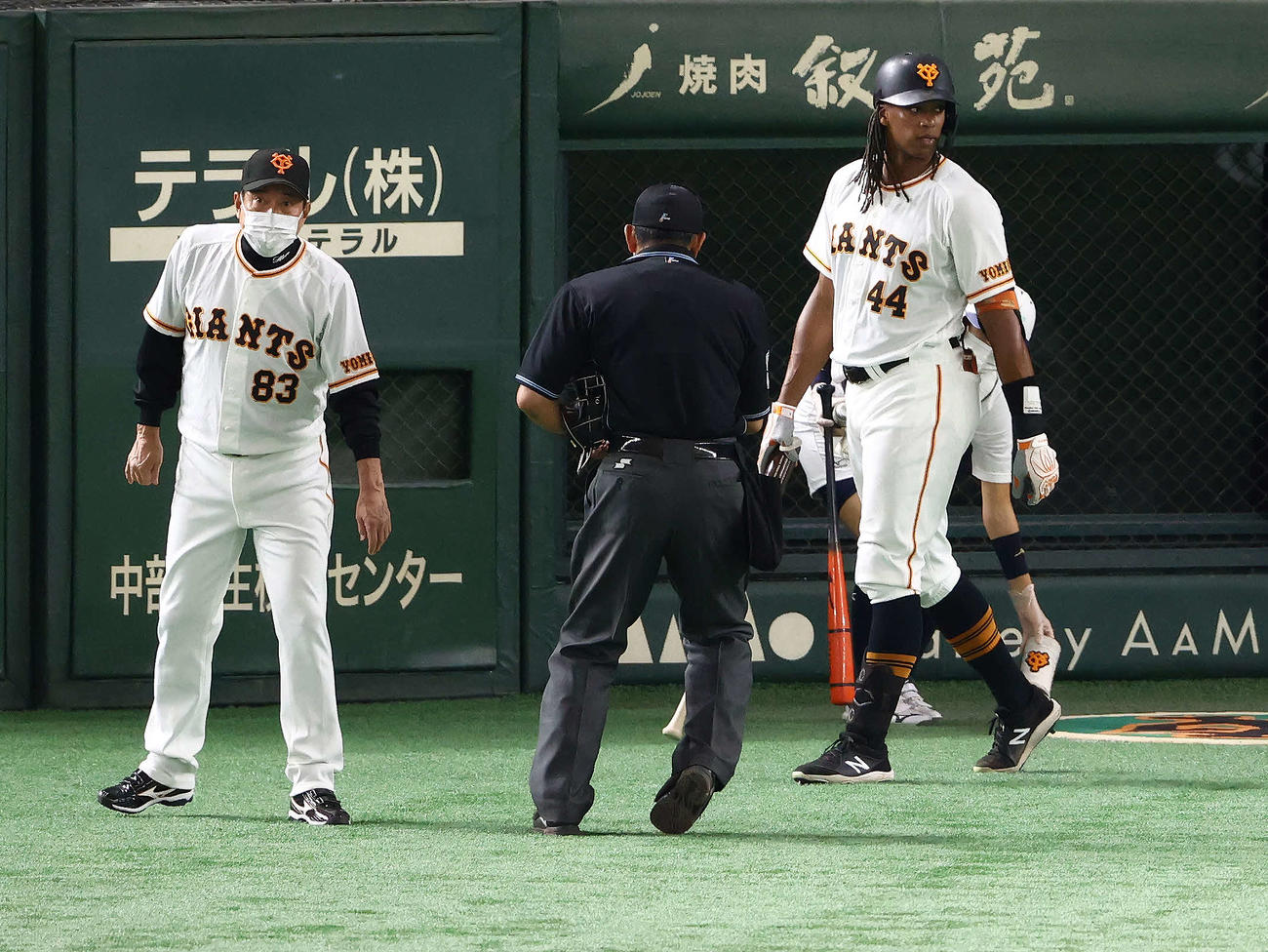 巨人対中日　6回裏を終え、選手交代を告げる原監督（左）（撮影・河田真司）