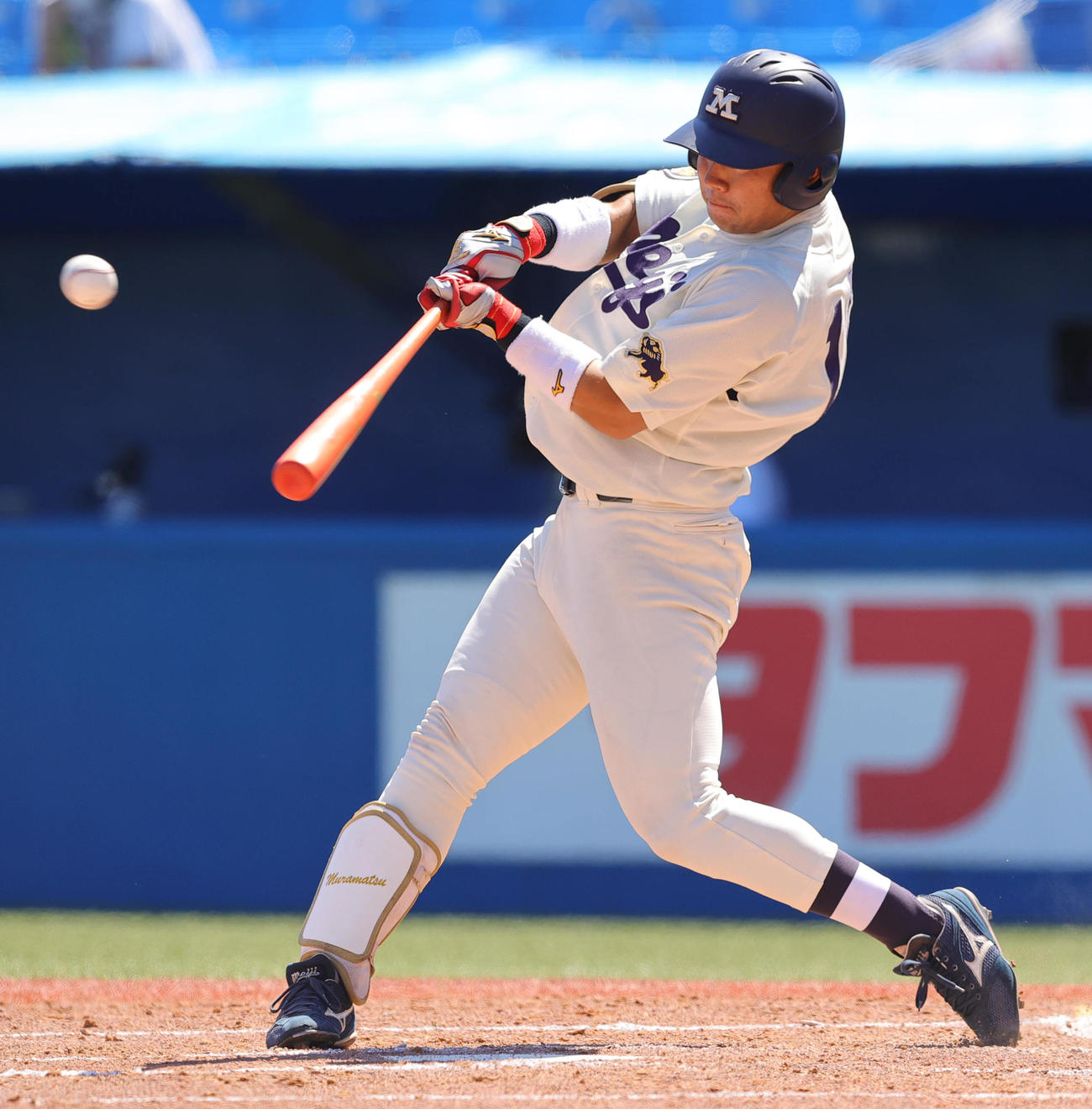 明大対東大　3回表明大2死二塁、左前先制適時打を放つ村松（撮影・野上伸悟）