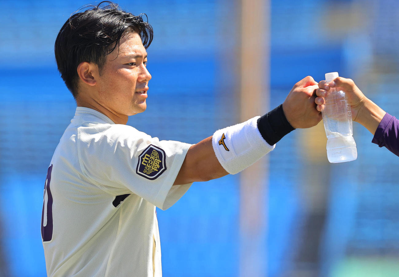 明大対東大　3回表に先制適時打を放った村松は、仲間とグータッチ（撮影・野上伸悟）