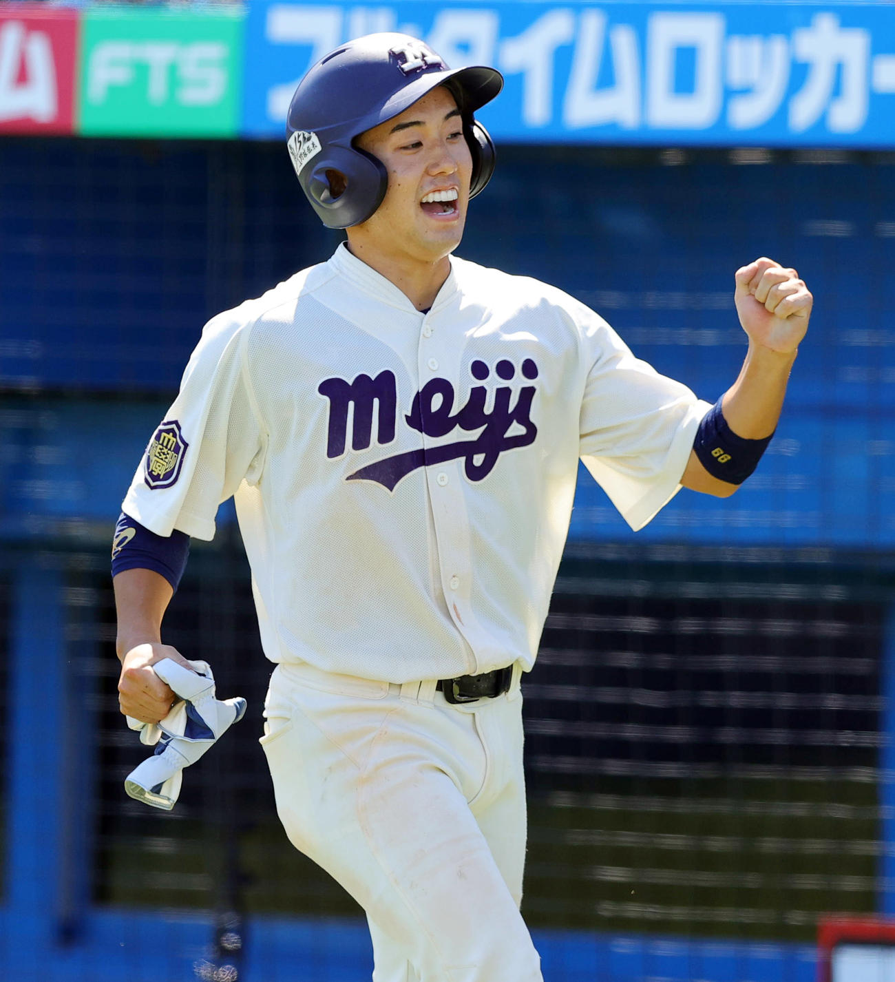 明大対東大　3回表明大2死二塁、村松の左前先制適時打で生還し喜ぶ飯森（撮影・野上伸悟）