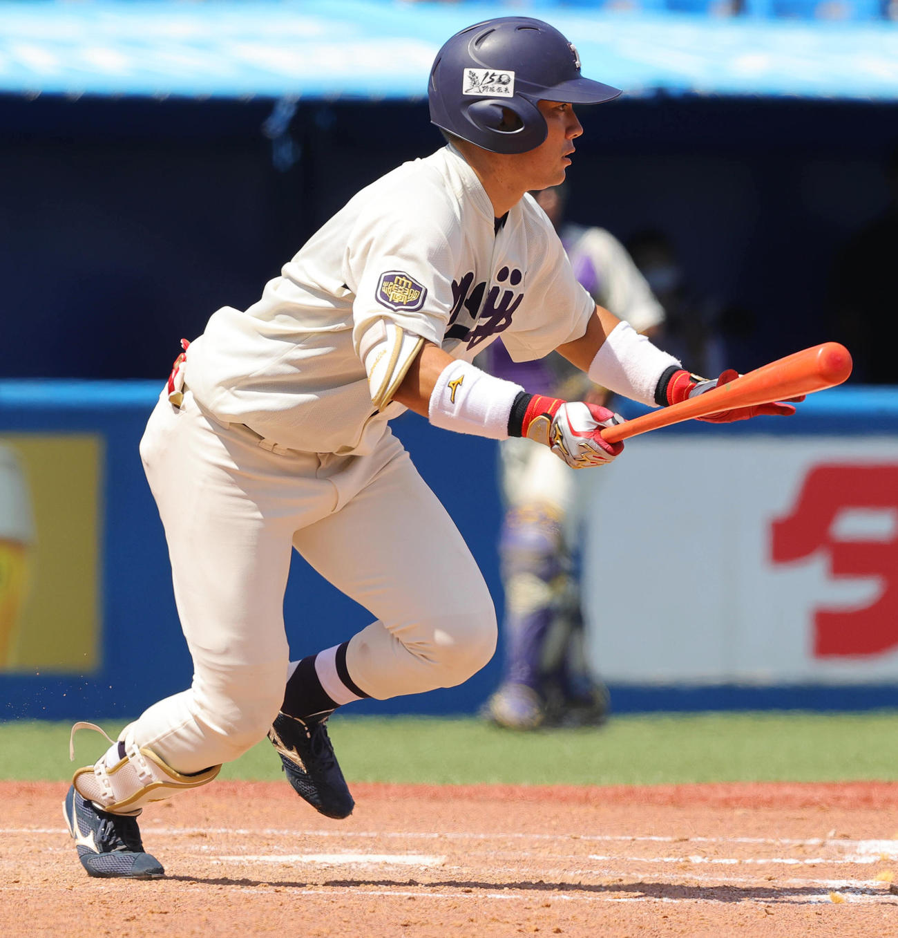明大対東大　5回表明大2死二塁、中前適時打を放つ村松（撮影・野上伸悟）