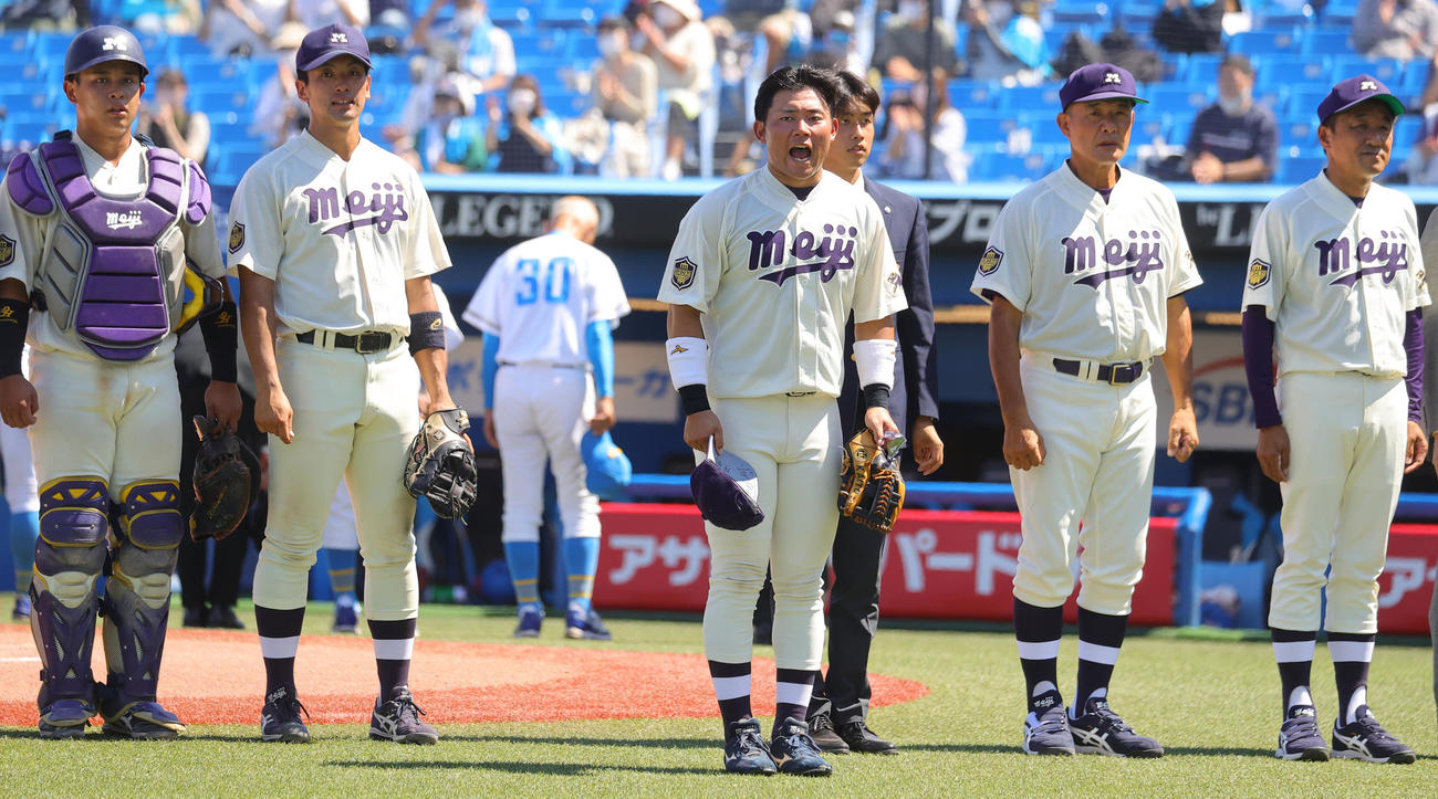 明大対東大　開幕戦を引き分け、客席にあいさつする明大・村松主将（中央）ら。右端は田中監督（撮影・野上伸悟）