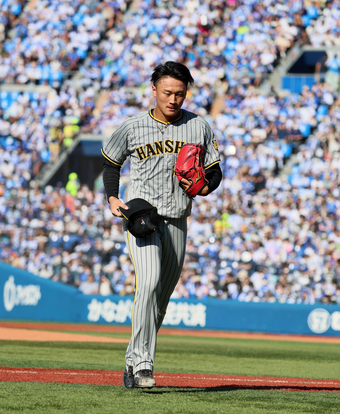 DeNA対阪神　3回裏DeNA2死二、三塁、打者戸柱を迎えたところで降板する森木（撮影・加藤哉）