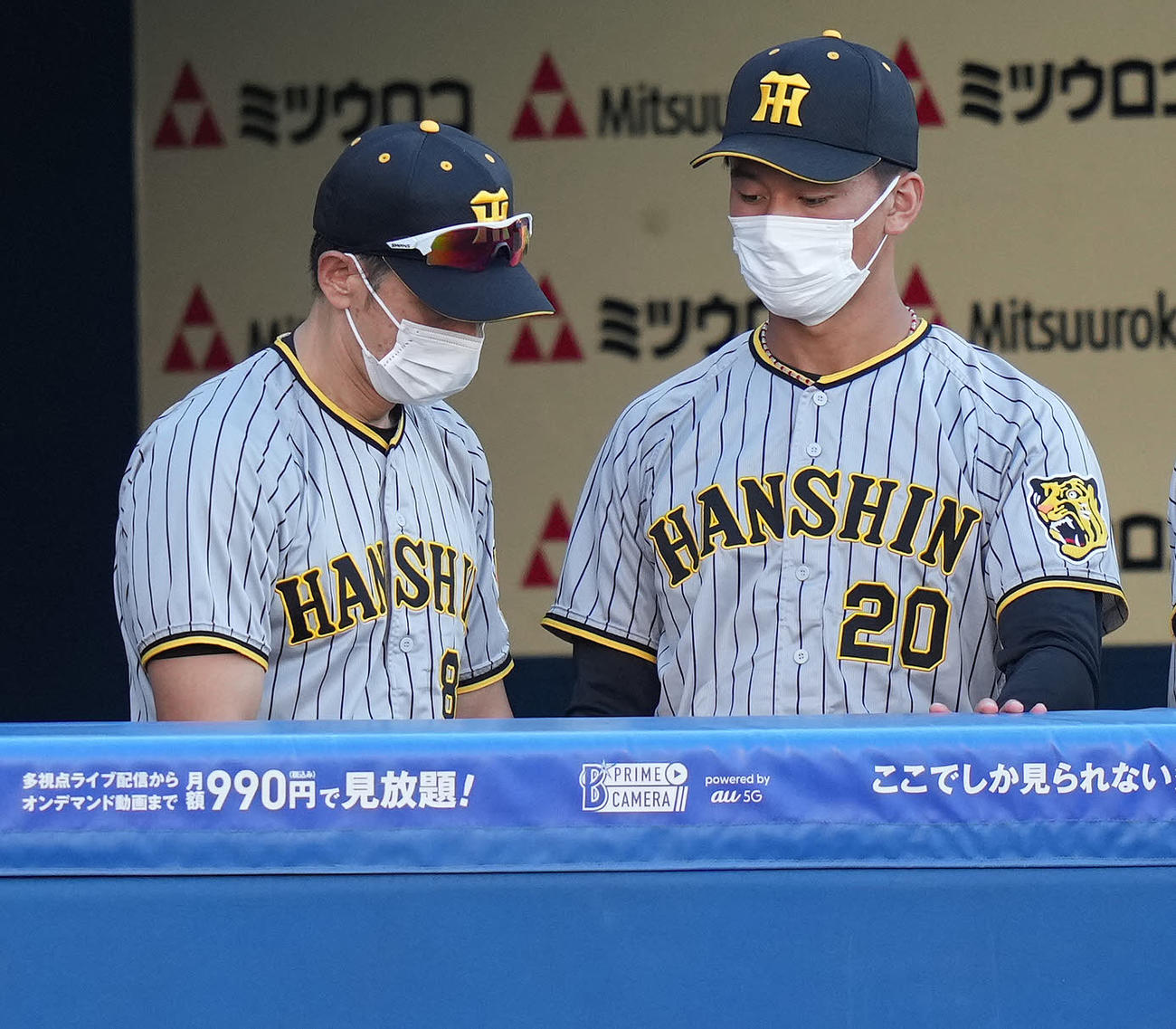 DeNA対阪神　8回裏、ベンチで森木（右）に話す阪神矢野監督（撮影・鈴木みどり）