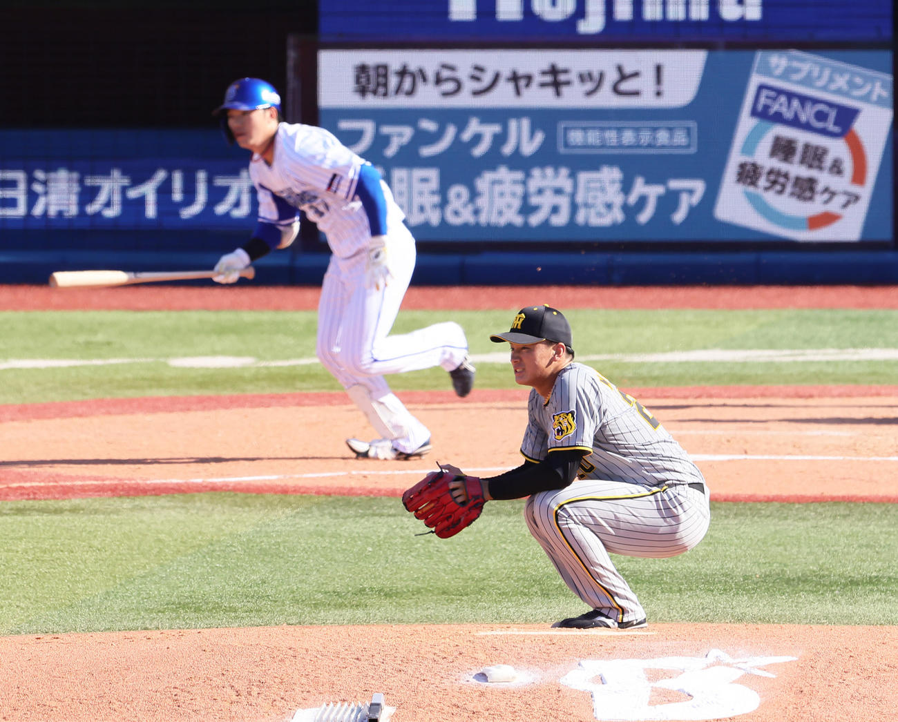 DeNA対阪神　3回裏DeNA2死満塁、楠本（後方）に右越え2点適時二塁打を許し、しゃがみ込む森木（撮影・足立雅史）