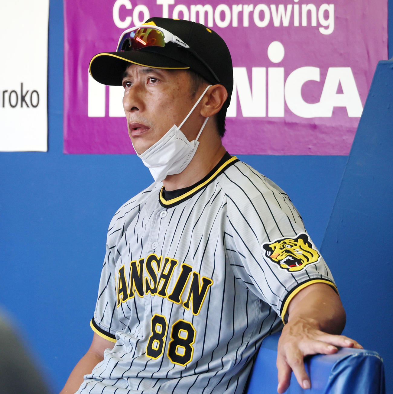 DeNA対阪神　3回裏、ベンチで厳しい表情を見せる矢野監督（撮影・加藤哉）