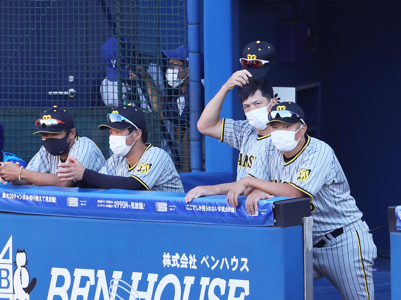 DeNA対阪神　ベンチで浮かない表情を見せる阪神矢野監督（右から2人目）（撮影・足立雅史）