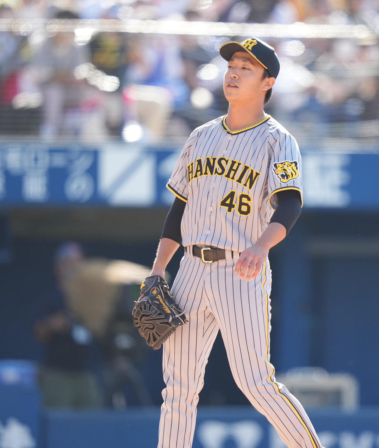 DeNA対阪神　3回裏DeNA2死二、三塁、戸柱の打球を二塁手山本が悪送球し、走者2人の生還を許し、ぼうぜんとする島本（撮影・鈴木みどり）