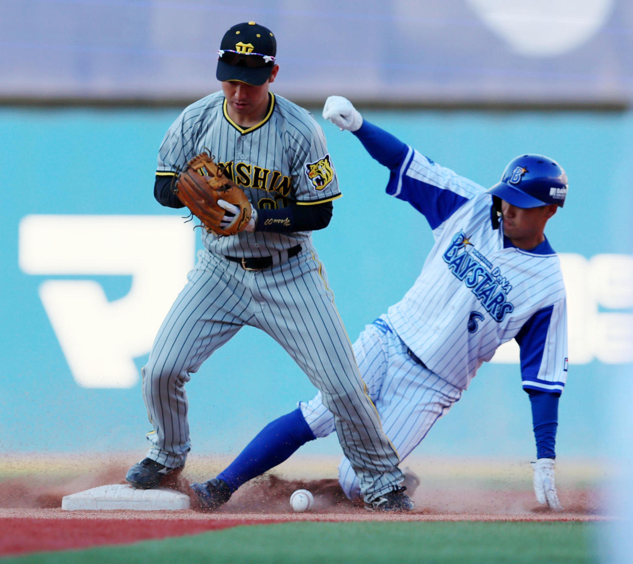 DeNA対阪神　8回裏DeNA1死一、二塁、山本は打者代打大和の投ゴロの送球を落球する。一塁走者は森（撮影・加藤哉）