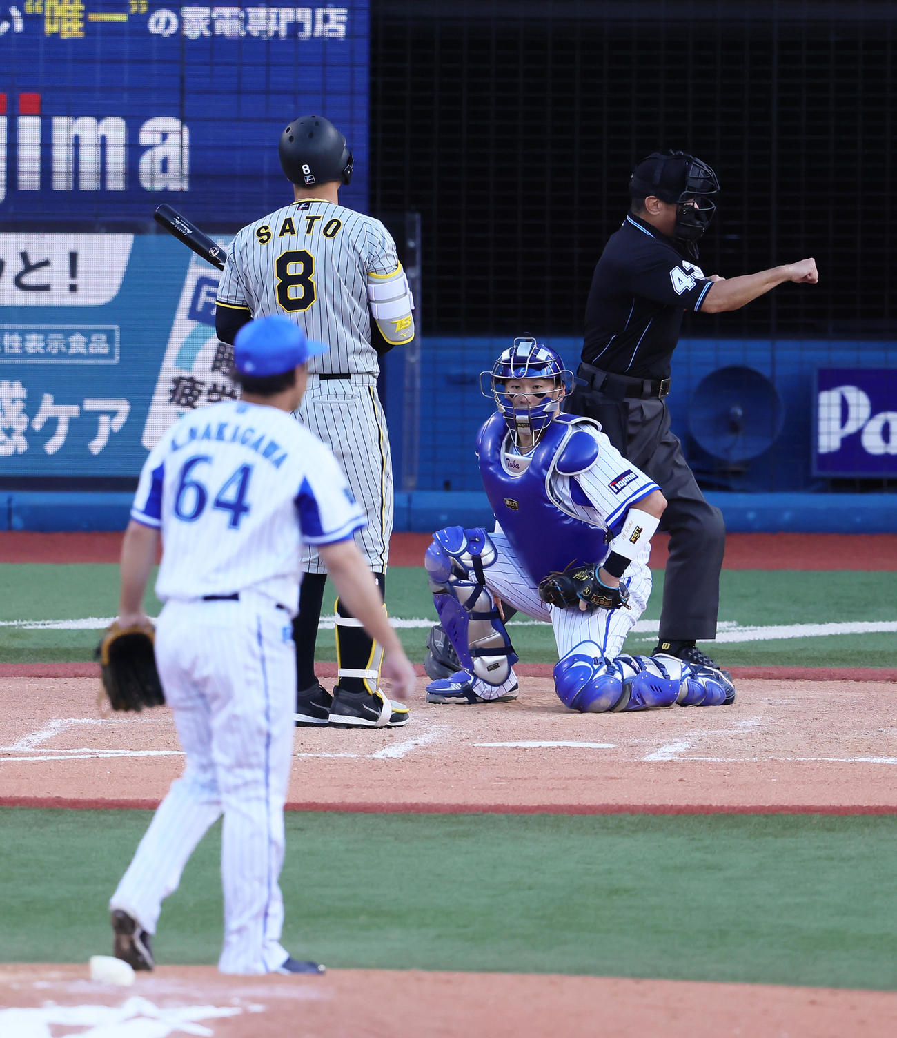 DeNA対阪神　9回表阪神1死一、二塁、佐藤輝は見逃し三振に倒れる。投手中川（撮影・足立雅史）
