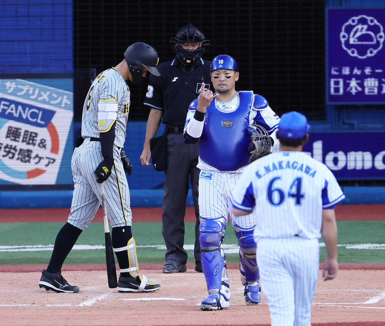 DeNA対阪神　9回表阪神1死一、二塁、佐藤輝（左）は見逃し三振に倒れる。投手中川（右）、捕手戸柱（撮影・足立雅史）