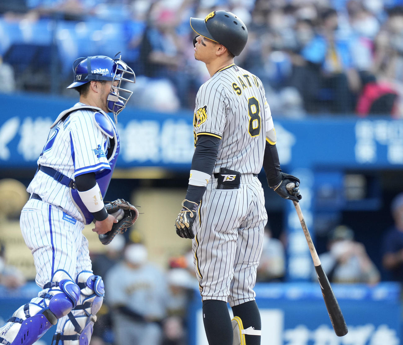 DeNA対阪神　9回表阪神1死一、二塁、見逃し三振に倒れる佐藤輝（撮影・鈴木みどり）