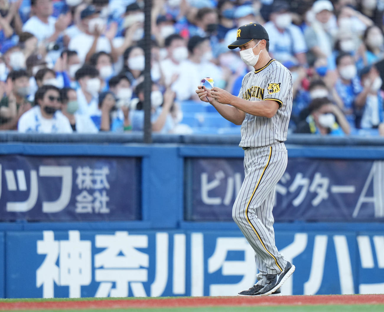 DeNA対阪神　横浜スタジアムでの今季最終戦を終え、スタンドへ一礼した後、サングラスを見つめる阪神矢野監督（撮影・鈴木みどり）