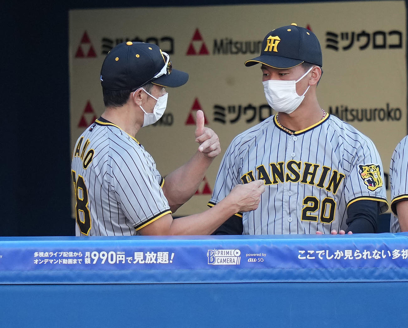 DeNA対阪神　8回裏、ベンチで森木（右）に話す阪神矢野監督（撮影・鈴木みどり）