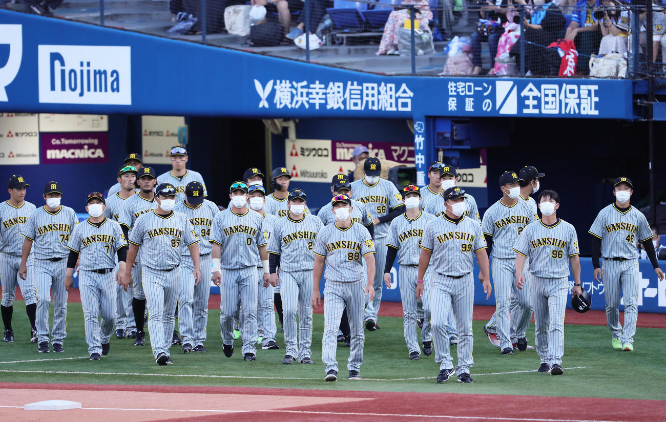 DeNA対阪神　横浜スタジアムでの今季公式戦最終戦を連敗で終え、スタンドのファンにあいさつへ向かう阪神矢野監督（中央）ら（撮影・足立雅史）
