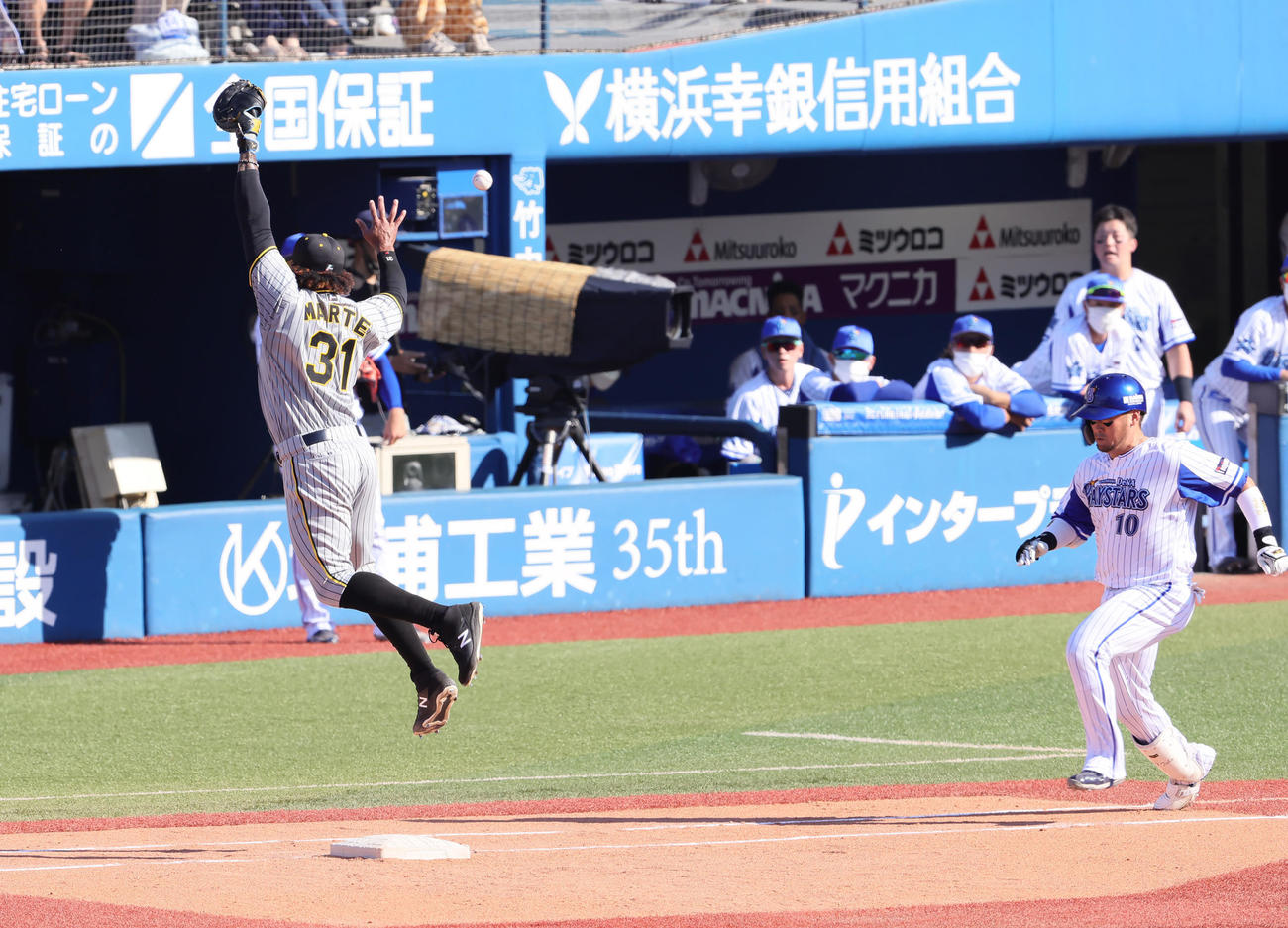 DeNA対阪神　3回裏DeNA2死二、三塁、戸柱（右）の打球を二塁山本が悪送球、失点を許す。一塁手マルテ（撮影・足立雅史）