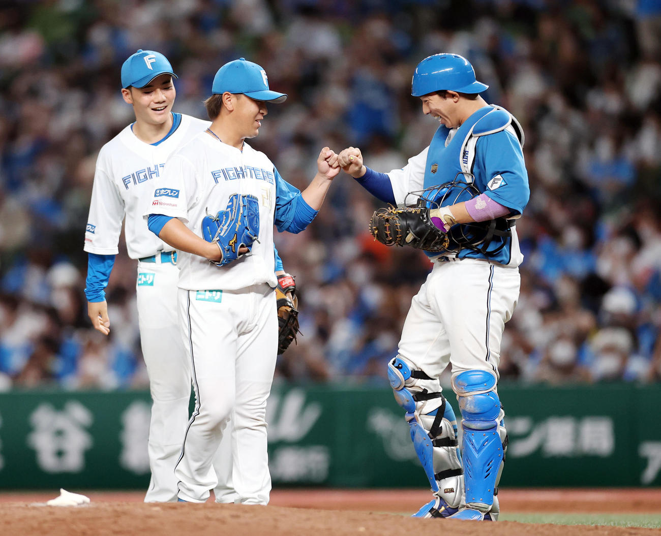 西武対日本ハム　試合後、宇佐見（右）とタッチを交わす河野（中央）。左は清宮（撮影・狩俣裕三）