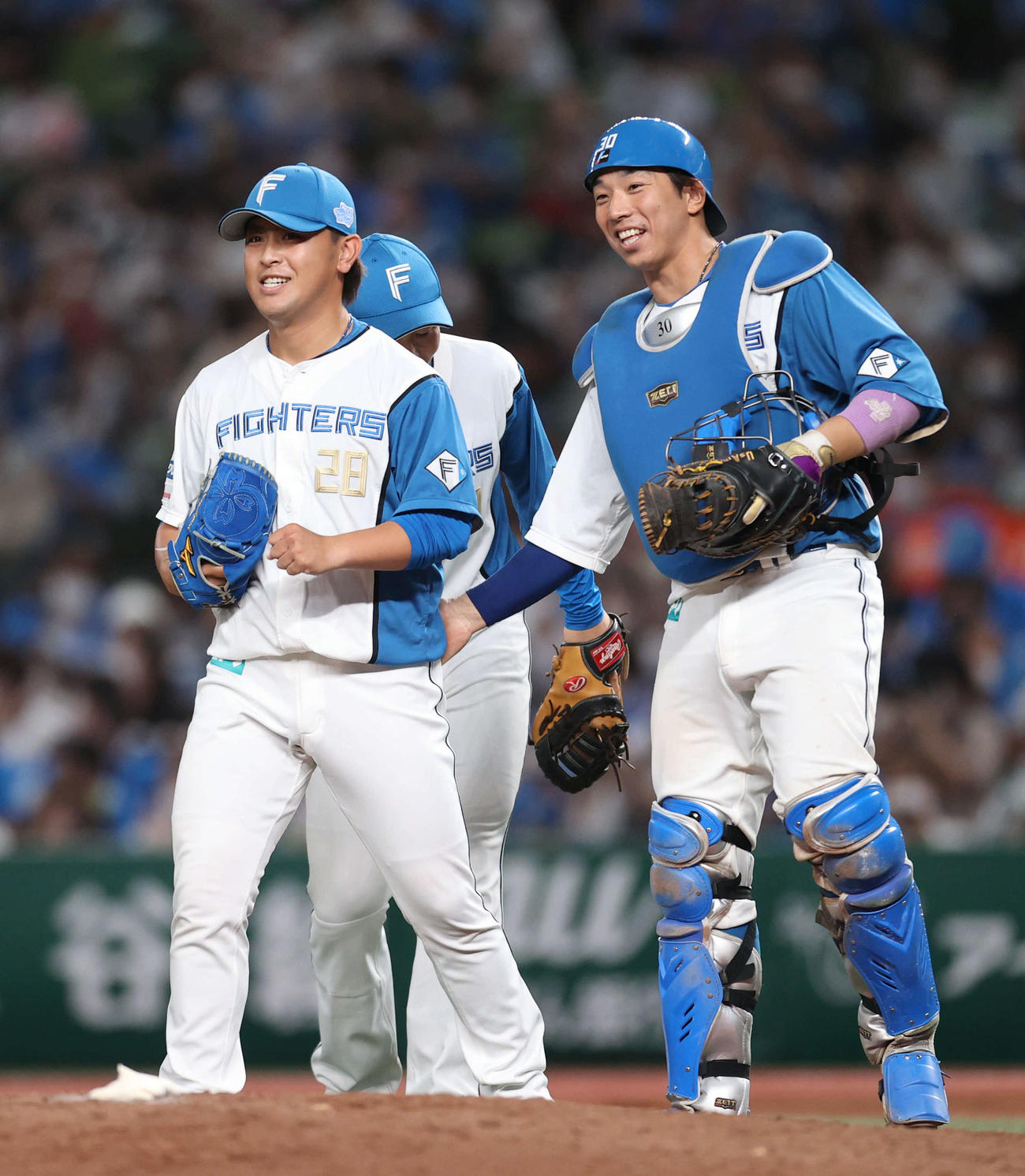 西武対日本ハム　試合後、宇佐見（右）と喜び合う河野（撮影・狩俣裕三）