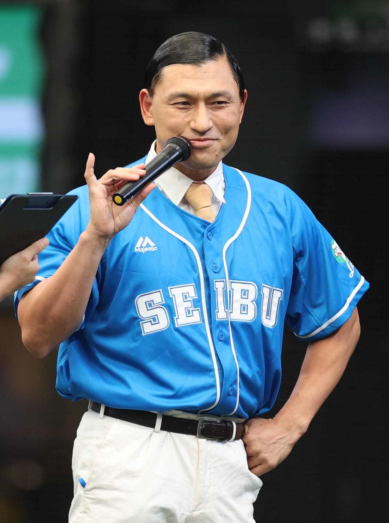 西武対日本ハム　試合前、球場を盛り上げるオードリー春日俊彰（撮影・狩俣裕三）