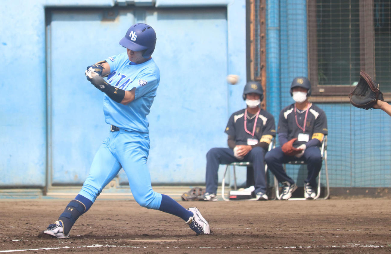 日体大対明学大　3回表日体大2死、今季初の空振り三振を喫する2番の矢沢（撮影・阿部泰斉）