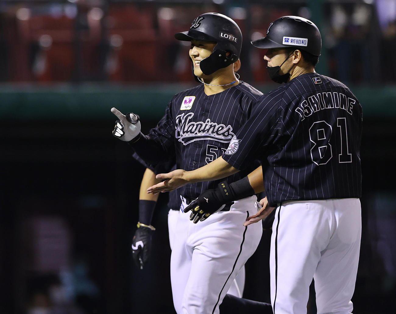 楽天対ロッテ　3回表ロッテ1死一、二塁、3点本塁打を放ち笑顔を見せる山口（撮影・垰建太）