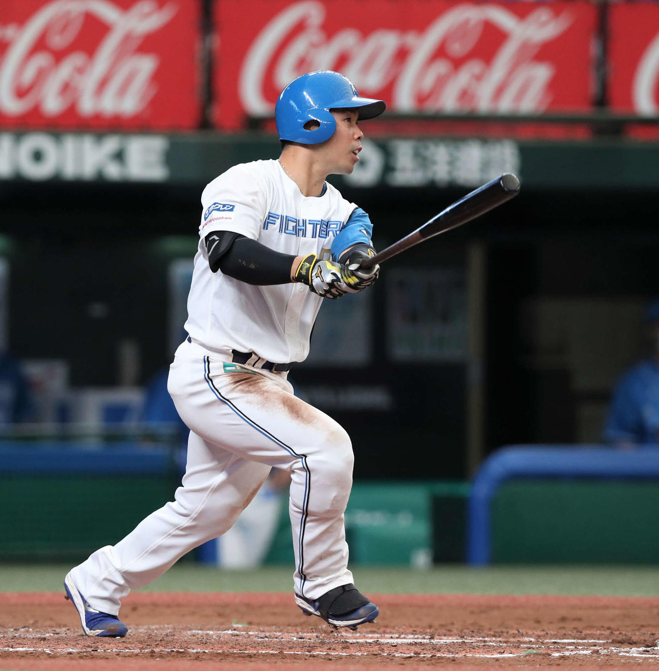 西武対日本ハム　8回表日本ハム1死一塁、右中間に先制適時二塁打を放つ近藤（撮影・黒川智章）