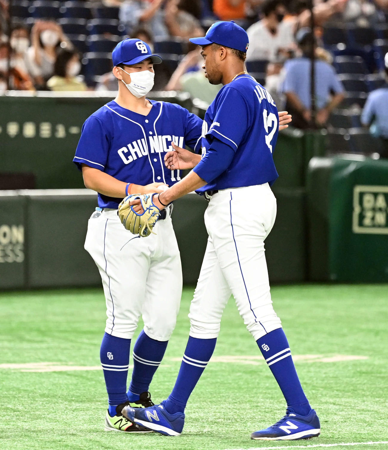 巨人対中日　今季8勝目を挙げR・マルティネスを迎える小笠原（撮影・たえ見朱実）