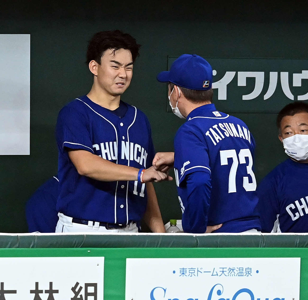 巨人対中日　8回途中2失点で降板した中日先発小笠原は、立浪監督から声をかけられると悔しそうな表情を見せた（撮影・たえ見朱実）