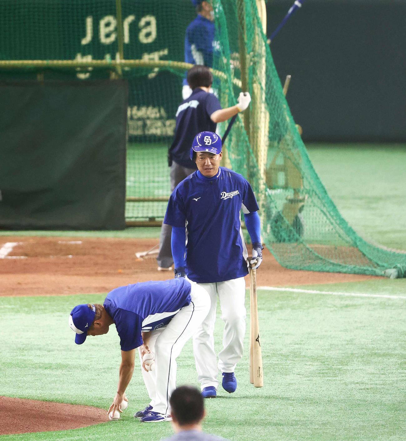 巨人対中日　試合前、打撃練習を終える中日福留（中央）（撮影・河田真司）