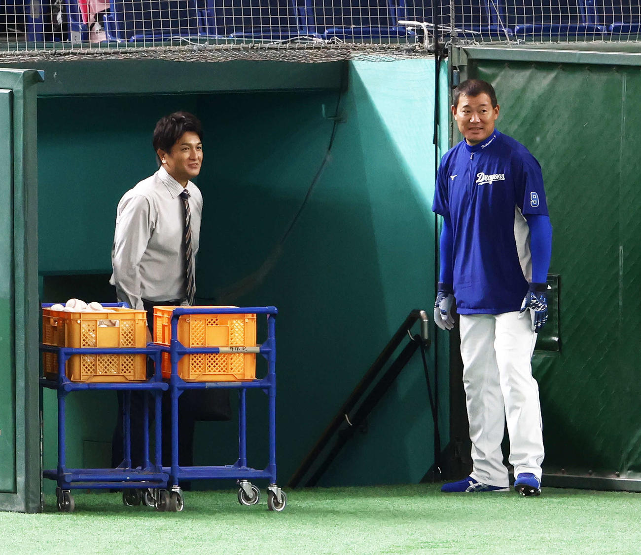 巨人対中日　試合前、高橋氏（左）と言葉を交わす中日福留（撮影・河田真司）