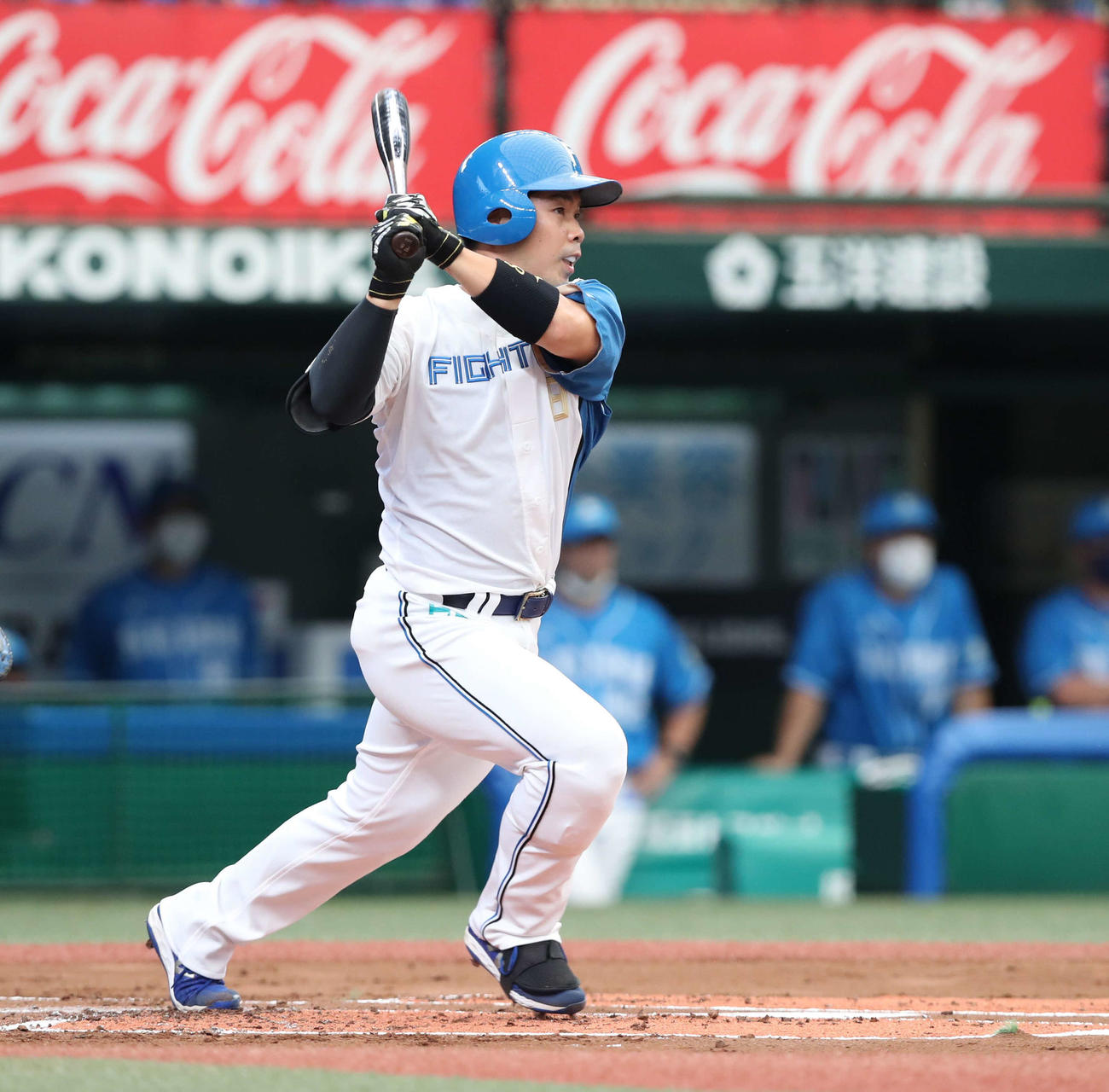 西武対日本ハム　1回表日本ハム1死一塁、右前に通算1000安打を放つ近藤（撮影・黒川智章）
