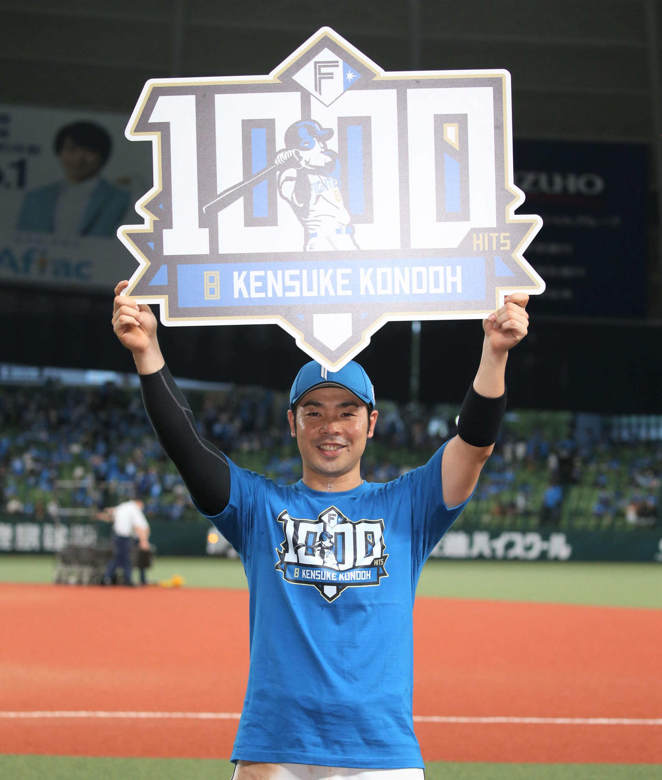 西武対日本ハム　通算1000安打を達成しボードを掲げる近藤（撮影・黒川智章）