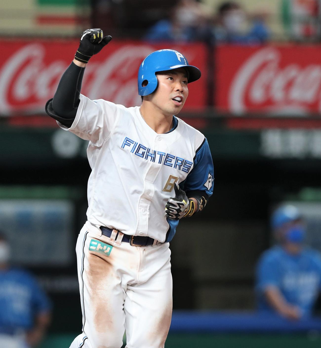 西武対日本ハム　10回表日本ハム2死、右越え本塁打を放ちガッツポーズの近藤（撮影・黒川智章）