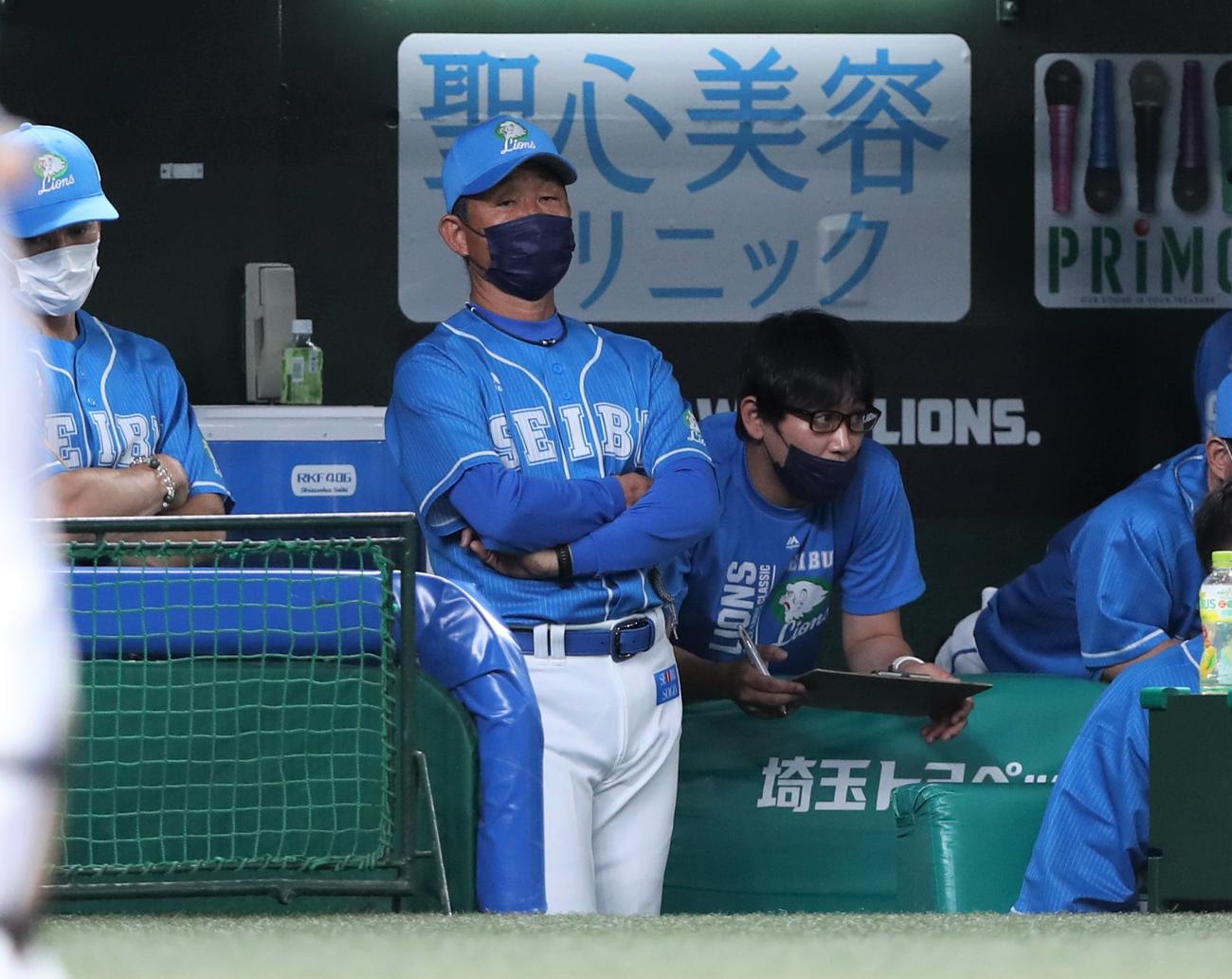 西武対日本ハム　ベンチから試合を見つめる辻監督（撮影・黒川智章）