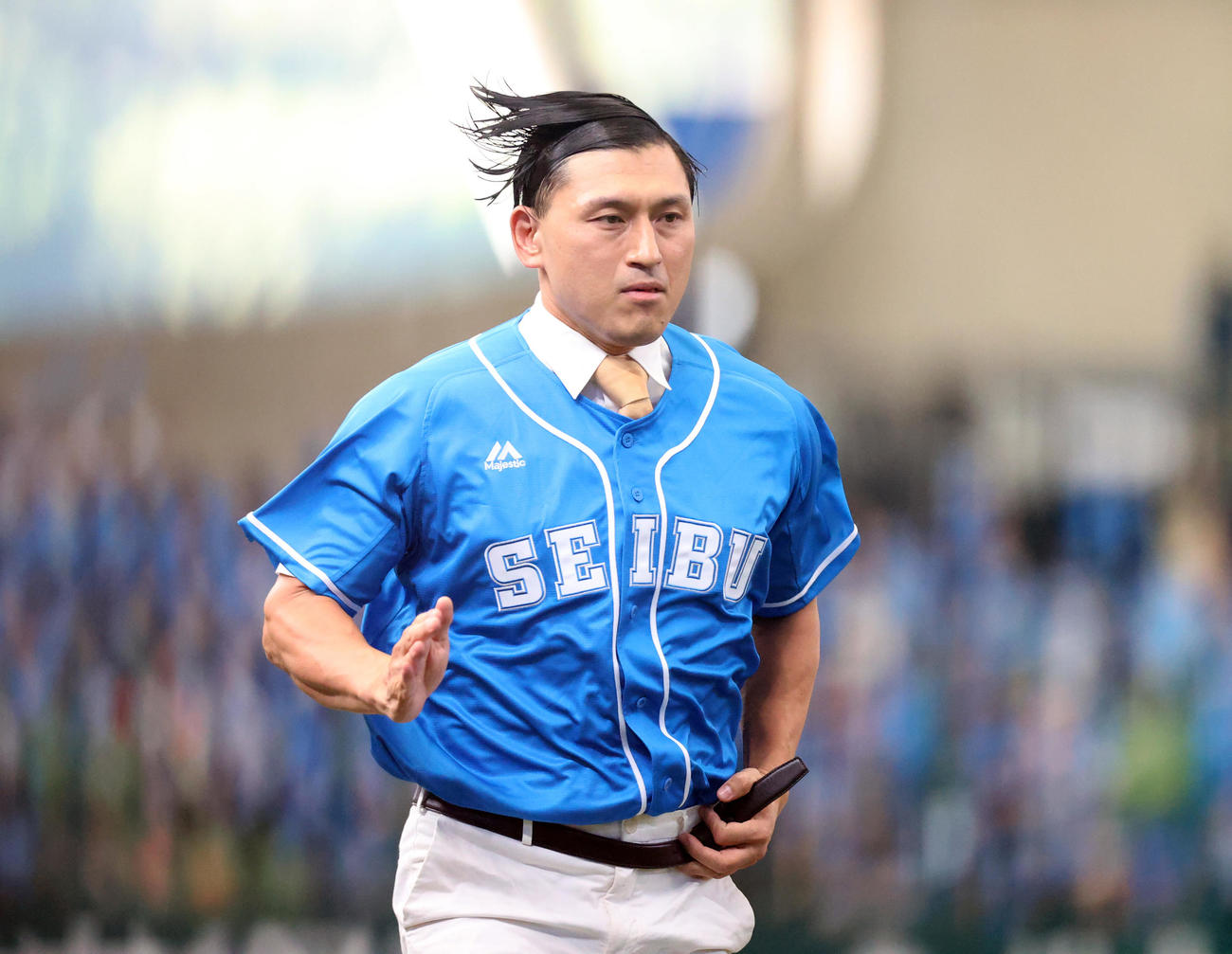 西武対日本ハム　ラッキーセブンでベルトが外れ、猛ダッシュで引き揚げるオードリー春日俊彰（撮影・狩俣裕三）