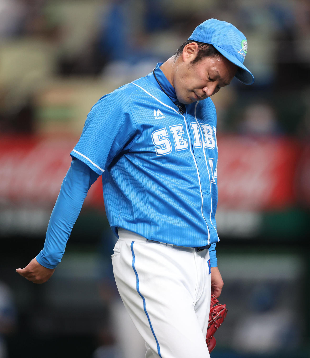 西武対日本ハム　10回表を終え、悔しがる増田（撮影・狩俣裕三）