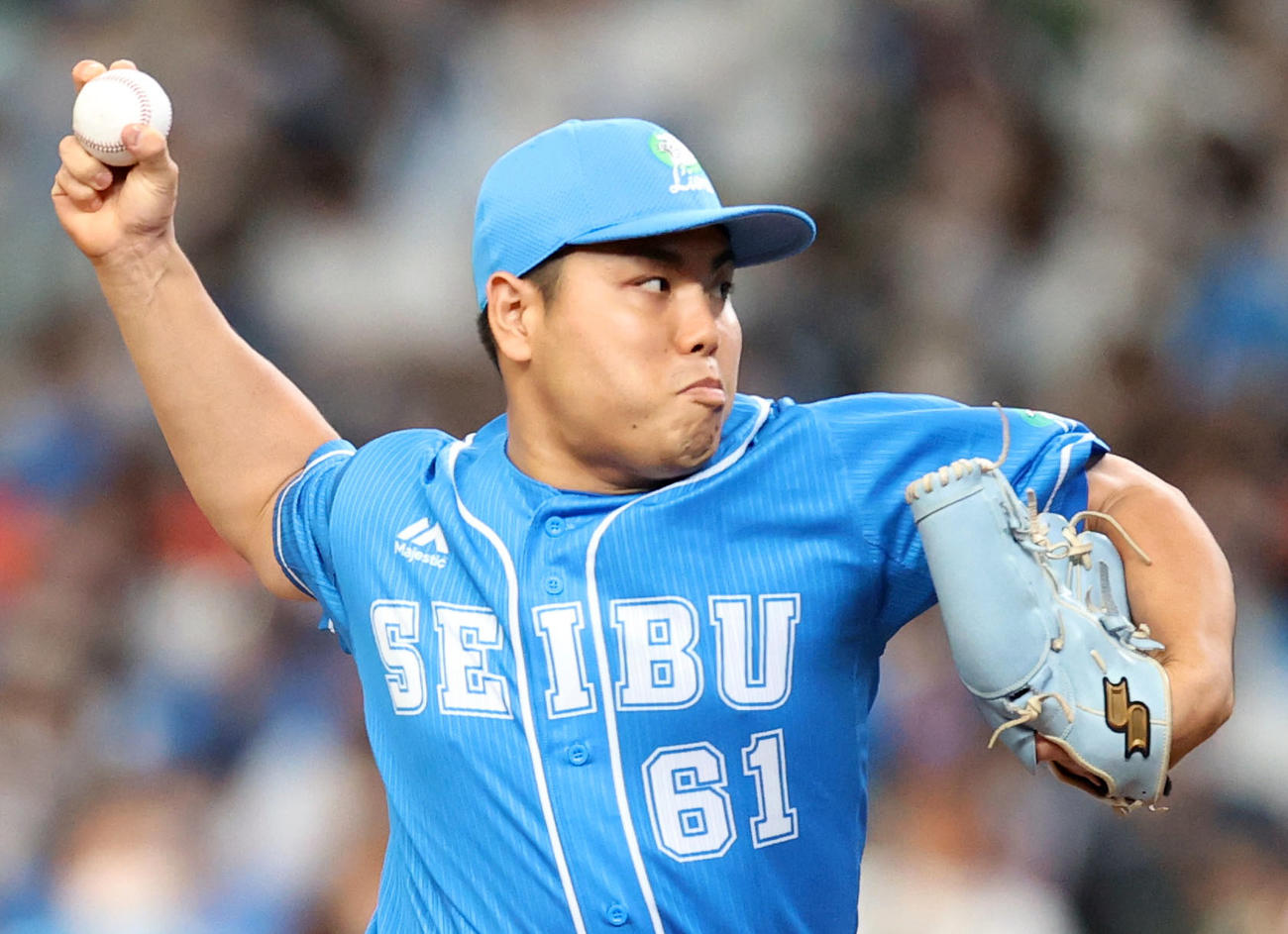 西武対日本ハム　8回表から登板する西武2番手の平良（撮影・狩俣裕三）