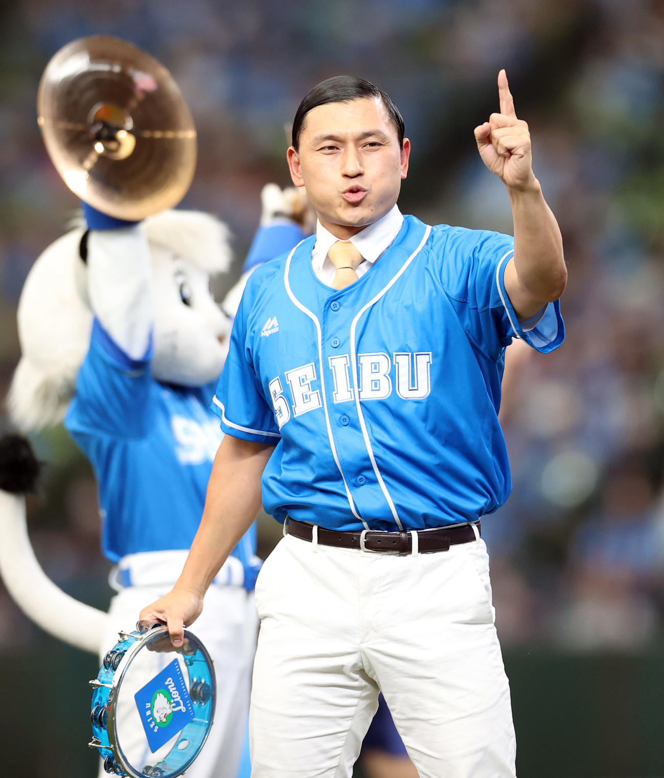 西武対日本ハム　5回裏を終え、トゥースを披露するオードリーの春日俊彰（撮影・狩俣裕三）