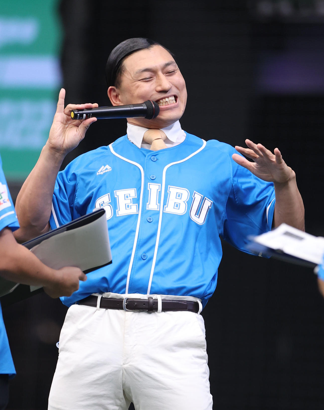 試合前、きつねダンスに対抗して、カスカスダンスを披露するオードリー春日俊彰（撮影・狩俣裕三）
