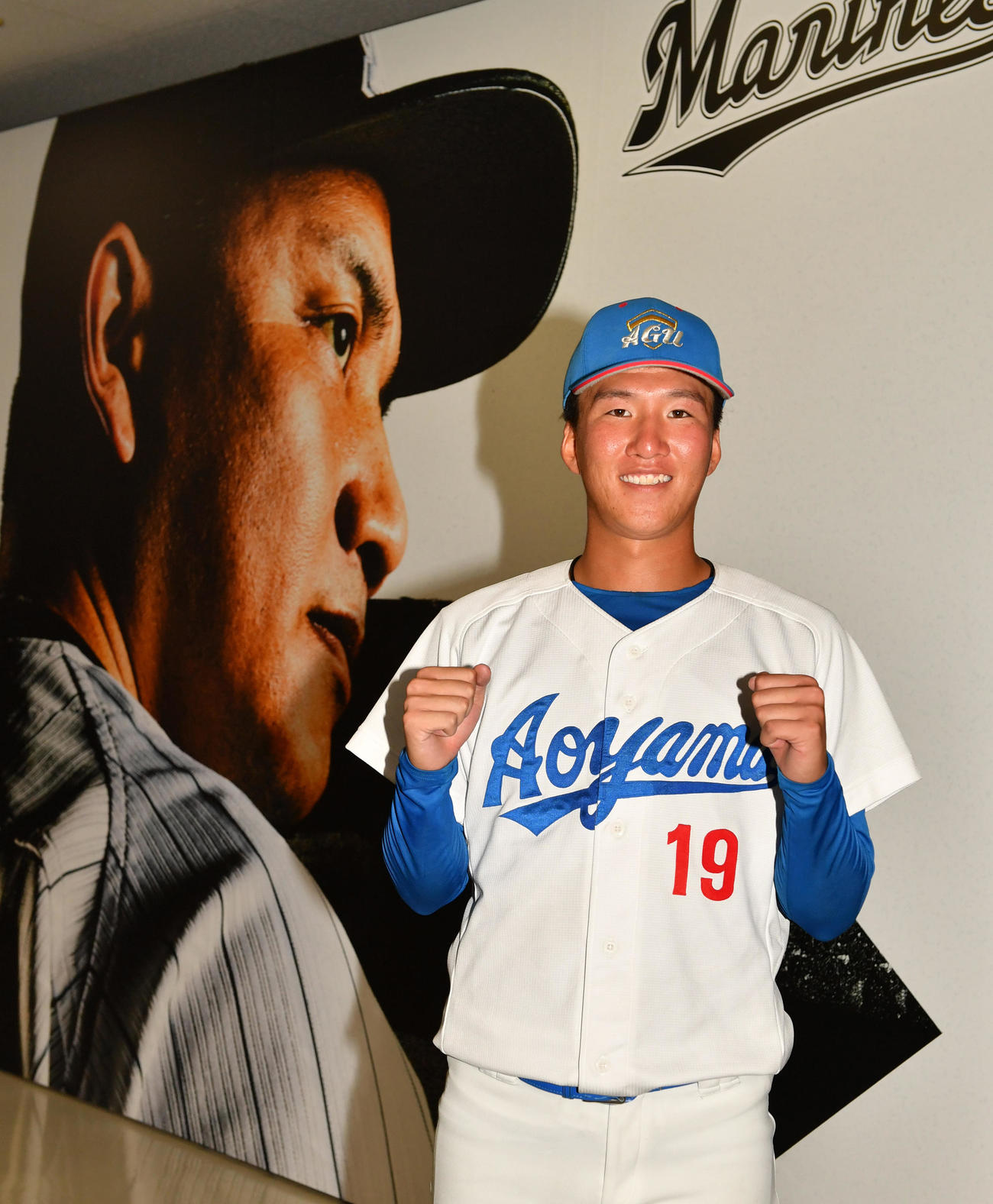 亜大対青学大　2安打完封勝利を挙げた青学大・北村は青学大の先輩であるロッテ井口監督の写真の前でガッツポーズする（撮影・柴田隆二）