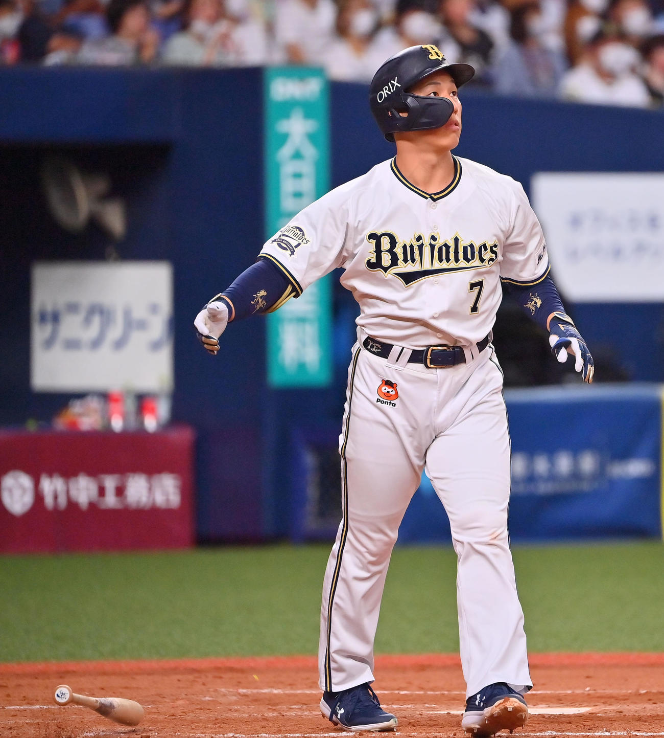 オリックス対ソフトバンク　3回裏オリックス2死、右越えに勝ち越し本塁打を放つ吉田正（撮影・和賀正仁）