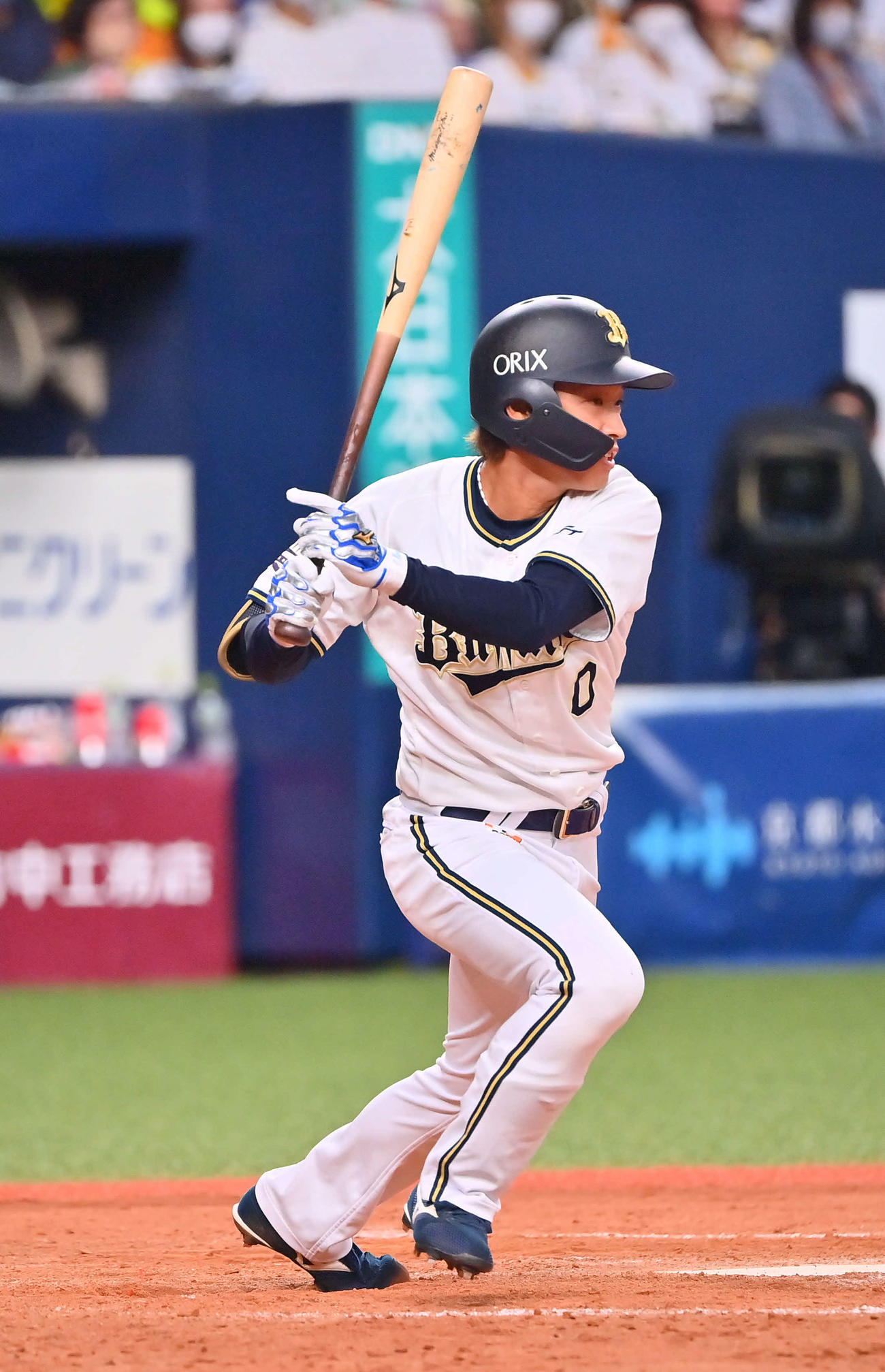 オリックス対ソフトバンク　4回裏オリックス2死満塁、渡部は右前にプロ初安打となる2点適時打を放つ（撮影・和賀正仁）